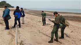 金門雷區土地返還　6/11申請截止（1）金門縣地政局3日表示，依離島建設條例規定受理申請雷區土地返還期限將於11日屆滿，籲請民眾把握申請時效辦理。縣府人員和軍方在原雷區進行土地現勘。（金門縣地政局提供）中央社記者黃慧敏傳真　109年6月3日