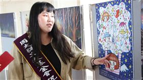 賴韻竹抗血癌成功　獲頒周大觀獎助學金亞洲大學創意商品設計學系學生賴韻竹就讀高中時罹患血癌，住院治療期間，只要身邊有紙、筆，她就作畫送給同房的病友，表現抗癌成功的勇氣，3日獲頒周大觀文教基金會抗癌圓夢助學金。中央社記者蘇木春攝　109年6月3日