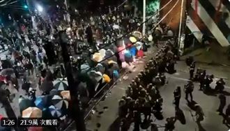 美示威者連續第8夜上街　暴力稍降溫