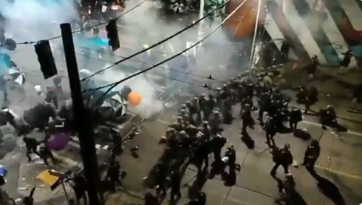西雅圖重現「雨傘革命」？震撼畫面曝