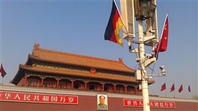 中國德國商會12日發布的調查報告顯示，超過100家在中國營運的德國企業正計劃將所有或部分業務撤出中國。圖為掛在天安門前的中、德國旗。（檔案照片／中央社／中新社）