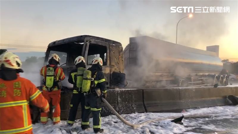 16歲妹開車上國道　撞槽車害火燒車