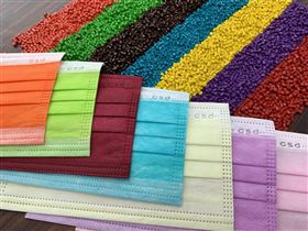 PChome 24h購物等3大電商平台業者3日陸續開賣醫療口罩，卻因民眾搶購導致網站當機，相關商品「秒殺」賣完。圖為中衛彩色口罩。（中衛提供）中央社