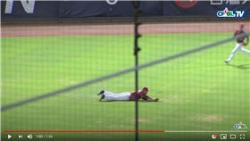 ▲朱育賢左外野飛撲美技。（圖／翻攝自CPBLTV）