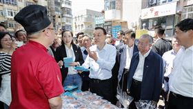 李克強推地攤經濟  促進疫情後民生為促進武漢肺炎疫情後的民生經濟，中國國務院總理李克強近來接連公開推崇「地攤經濟」，鼓勵流動商販。圖為李克強1日在山東煙台一家小食品店外，與擺攤的店主交談。（中新社提供）中央社  109年6月3日