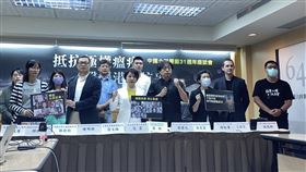 華人民主書院舉辦六四31週年紀念座談會華人民主書院3日上午舉辦「中國六四屠殺31週年座談會：抵抗極權瘟疫，聲援港人抗爭」。圖為與會人士共同高喊「極權是瘟疫，良心不是罪」口號。中央社記者賴言曦攝 109年6月3日