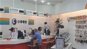 NCC 3日核發中華電信行動寬頻業務3.5GHz及28GHz頻段2個頻段的特許執照，中華電信成為台灣第一家拿到5G執照的電信公司，隨時可開台。圖為中華電信門市。（中央社檔案照片）
