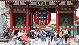 暌違約2個月 東京淺草再見人潮日本政府因應武漢肺炎疫情4月7日宣布緊急事態宣言，5月25日全面解除。30日是解禁後第一個週末，東京知名景點淺草雷門前暌違近2個月湧進人潮。中央社記者楊明珠東京攝 109年5月30日