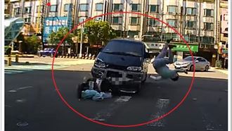 驚悚撞擊！轉彎未讓直行　機車撞炸飛