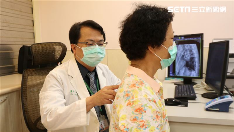 7旬嬤摔裂胸椎骨　憂心肺腺癌復發…