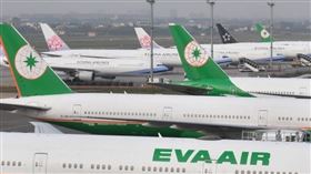 國際油價走跌，民航局觀察，6月國內線航空燃油價格低於調整門檻，已要求航空公司提報調新的票價，目前審查中，預計月底生效。（中央社檔案照片）