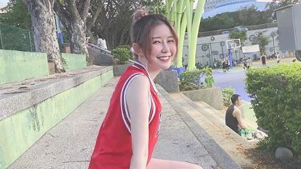 貢丸女變寫真妹　尺度大到爸媽好緊張