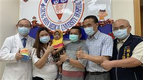 台灣愛心雇主　助印尼移工小孩完成骨髓移植印尼移工艾妮（左2）的1歲多女兒罹患「幼年型慢性骨髓性白血病」，需要進行骨髓移植，蘇姓雇主（右2）協助支付龐大醫藥費，讓女童順利在中山醫學大學附設醫院完成治療，順利出院。（中山醫學大學附設醫院提供）中央社記者郝雪卿傳真  109年6月4日