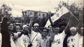 蘇曉康在八九民運上街聲援學生八九民運爆發後，「河殤」總撰稿人、作家蘇曉康（右四）曾與多名知識分子上街聲援學生。（蘇曉康提供）中央社 108年6月2日