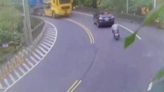 曳引車轉彎幅度大　翁摔車遭輾畫面曝