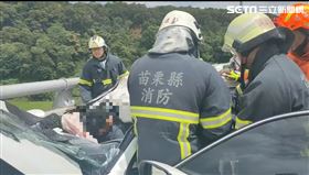 苗栗凌志撞護欄　駕駛撞到「移位」慘卡車內昏迷待救（圖／翻攝畫面）