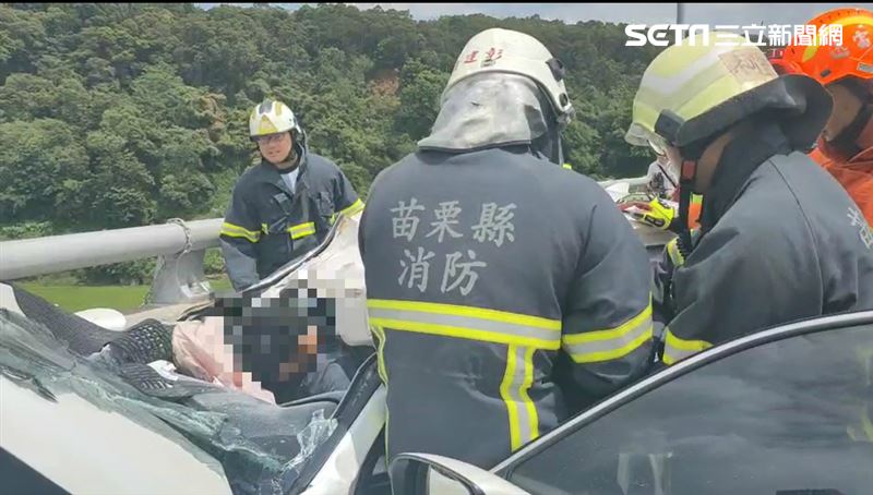 新／苗栗凌志撞護欄　2人困車內慘死