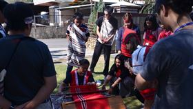 長榮大學原民學生學習編織技藝長榮大學透過社團「達斯督魯瑪社」，規劃編織技藝等課程，引導學生發展對故鄉人文與土地的關懷。（教育部提供）中央社記者陳至中台北傳真　109年6月4日