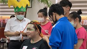 侯友宜推廣新型態安全育樂營（1）新北市長侯友宜（左戴帽者）4日出席暑期新型態安全育樂營報名開跑記者會，體驗雷鬼編髮。中央社記者葉臻攝　109年6月4日