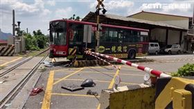 南投公車闖平交道擦撞彩繪列車／翻攝畫面