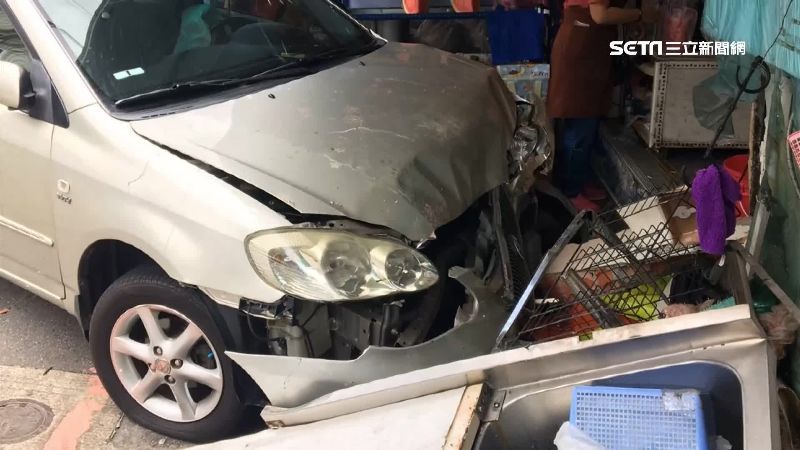 瓦斯貨車煞不住　撞飛轎車毀飲料攤