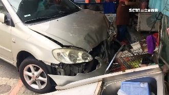 瓦斯貨車煞不住　撞飛轎車毀飲料攤