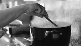 煮飯、開伙、黑白、殺人煮肉。（圖／翻攝自flickr）