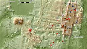 科學家利用空中遙控感測技術，發現迄今已知最大、最古老的馬雅古文明建築，位於墨西哥塔巴斯戈州的巨大長方形隆起平台。（圖取自自然期刊網頁nature.com）