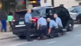 佛洛伊德案4警都被捕　獄服照曝光
美國,種族歧視,執法不當,George Floyd,Derek Chauvin,J Alexander Kueng,Thomas Lane,Tou Thao
翻攝自推特