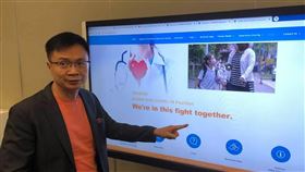 台灣醫療助國際 線上防疫國家館登場外貿協會董事長黃志芳在現場說明線上防疫國家館，並實際操作、導覽。中央社記者吳柏緯攝　109年6月4日