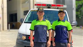 竹市消防員化身助產士　救護車上迎新生（1）新竹市消防局第二大隊金山分隊隊員吳振源（左）及黃淀臺（右）4日受訪表示，日前接獲孕婦急產救護案，2人合力協助產婦在救護車內平安生產，順利完成救護任務。中央社記者魯鋼駿攝　109年6月4日