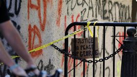 美警暴力引發民眾怒火  華府示威恐持續非裔男子佛洛伊德5月25日遭一名白人員警壓頸致死，在美國多處引發示威動亂。有抗議民眾在白宮附近牆面留下「你的手上沾滿鮮血」的塗鴉。中央社記者徐薇婷華盛頓攝  109年6月2日