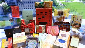 中市府推出十全十美澎派包衛生福利部長陳時中日前到台中市幫忙拚經濟，市長盧秀燕致贈「十全十美澎派包」表達謝意，澎派包內有20項在地名產，5日到8日開放預購，限額30份。（台中市政府提供）中央社記者郝雪卿傳真  109年6月4日