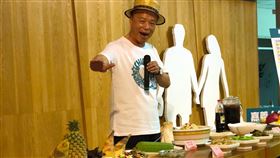 陳時中5日訪嘉縣　晚宴18鄉鎮市佳餚曝光（1）衛福部長陳時中5日將到訪嘉義，嘉義縣長翁章梁（圖）4日搶先曝光18鄉鎮市當季食材烹煮的佳餚，將款待陳時中防疫團隊，感謝他們守護民眾健康。中央社記者黃國芳攝　109年6月4日