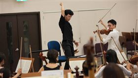 TSO樂聖風情日音樂會將登場 樂團彩排台北市立交響樂團（TSO）5日將舉辦「樂聖風情日」音樂會，邀請指揮名家廖國敏（後左）與小提琴家曾宇謙（後右）合作，4日排練。（TSO提供）中央社記者陳秉弘傳真 109年6月4日