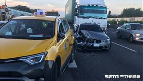 小黃國道硬插隊害4車追撞／翻攝畫面