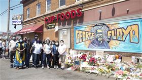 佛洛伊德身亡處成「聖地」　州長也來
美國,種族歧視,George Floyd,聖地,哀悼,州長,Tim Walz
翻攝自推特