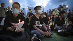  港人不理會當局禁制，前往維多利亞公園參加六四燭光晚會。（圖／美聯社／達志影像）