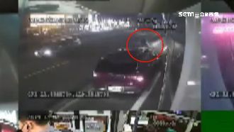 搶道爆口角！台南轎車槓公車鬧上警局