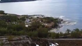 ▲挪威大走山，一大塊陸地沉入海裡。（圖／翻攝自推特）