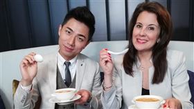 鄒宗翰與梅根合作德國之聲美食節目德國之聲節目「Tasty Taipei-food,fusion and fun」介紹台北美食，主持人梅根（Meggin Leigh）（右）與台北辦事處記者鄒宗翰（左）從五星級飯店吃到夜市，共同品嚐台北美食。（德國之聲提供）中央社記者王心妤傳真　109年6月3日