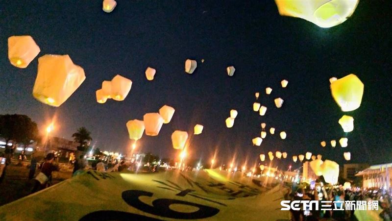 64催票罷韓　百顆天燈祈福高雄香港