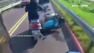 騎士硬鑽縫超車　人車重摔鏟飛後車