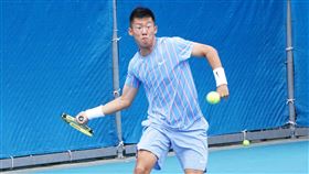 曾俊欣拚增重希望提升球威「夜市球王」曾俊欣參加在台北市網球中心舉行的球星防疫盃全國網球錦標賽男單賽事，一路過關斬將，他4日表示，現階段力拚增重，以提升球威，希望體重能站上7字頭。中央社記者黃巧雯攝　109年6月4日