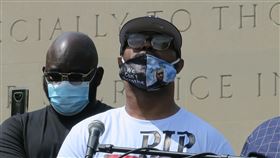 非裔男佛洛伊德喪命  胞弟呼籲和平示威美國非裔男子佛洛伊德死於白人警察之手，胞弟泰倫斯（圖）美東時間4日出席紐約追悼活動，呼籲和平示威、賦權與民。中央社記者尹俊傑紐約攝  109年6月5日