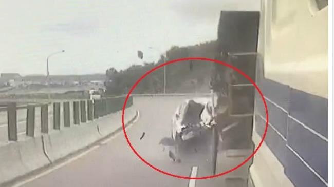 撞擊瞬間曝！苗栗凌志轉彎…飛撞前車