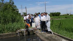 竹縣推畜牧水資源循環再利用　邁進綠色農業新竹縣政府與工研院推動畜牧水資源循環再利用，縣長楊文科（前右2）4日到畜牧場視察。他表示，將協助縣內畜牧業者處理廢水，朝循環零液體排放，邁進綠色農業，也帶動地方畜牧產業往高值化發展。中央社記者郭宣(文三)攝　109年6月4日