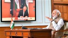莫迪與莫里森舉行印澳視訊高峰會印度總理莫迪4日透過視訊與澳洲總理莫里森（布幕中）進行高峰會議，雙方並建立全面戰略夥伴關係，提升國防與外交2+2對話為部長級對話，並簽署7項協定。（印度外交部提供）中央社記者康世人新德里傳真  109年6月4日