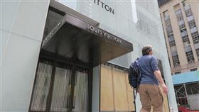 疫情與示威潮夾擊  美國就業市場復甦艱困美國勞工部4日公布，全美近2150萬人接受失業補助，就業市場復甦充滿挑戰。圖為曼哈頓第五大道暫時停業的路易威登門市在櫥窗內架上木板，以防暴徒破壞。中央社記者尹俊傑紐約攝  109年6月4日