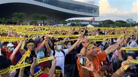 第3屆高雄市市長韓國瑜罷免案將於明（6）日登場，為了在最後關頭加碼催票，罷韓團體「Wecare高雄」昨日在官方臉書發布動態，表示今晚將召集10萬人一同上街舉行反恐大遊行，期盼明日能夠順利迎回光榮高雄。
圖／翻攝自Wecare高雄